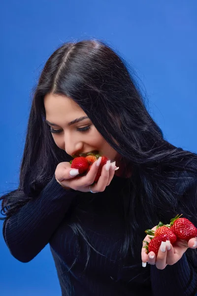 Porträt Einer Schönen Jungen Brünette Die Erdbeeren Isst Isoliert Auf — Stockfoto