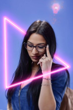 Sırt çantasıyla stüdyoda poz veren uzun saçlı genç bir esmer, okula geri dönüyor..