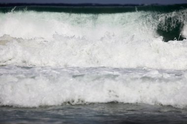 Rüzgarlı bir günde kıyıda deniz dalgaları olan soyut bir manzara..