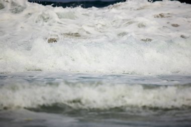 Rüzgarlı bir günde kıyıda deniz dalgaları olan soyut bir manzara..