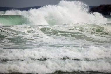 Rüzgarlı bir günde kıyıda deniz dalgaları olan soyut bir manzara..