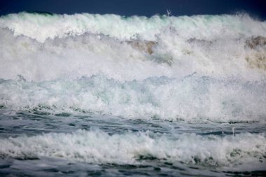 Rüzgarlı bir günde kıyıda deniz dalgaları olan soyut bir manzara..