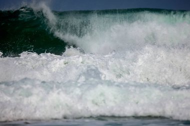 Rüzgarlı bir günde kıyıda deniz dalgaları olan soyut bir manzara..