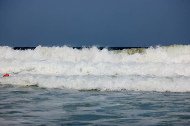 Rüzgarlı bir günde kıyıda deniz dalgaları olan soyut bir manzara..