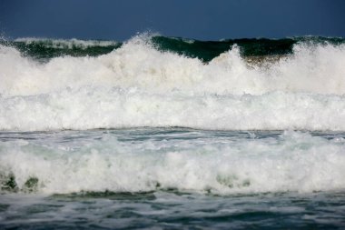 Rüzgarlı bir günde kıyıda deniz dalgaları olan soyut bir manzara..