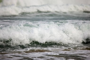 Rüzgarlı bir günde kıyıda deniz dalgaları olan soyut bir manzara..