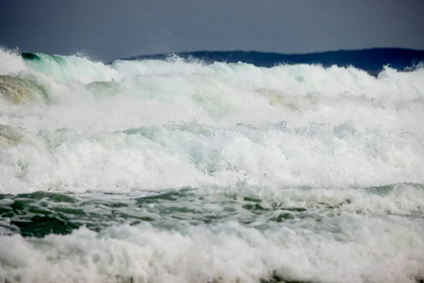 風の強い日に海の波と抽象的な風景 — ストック写真