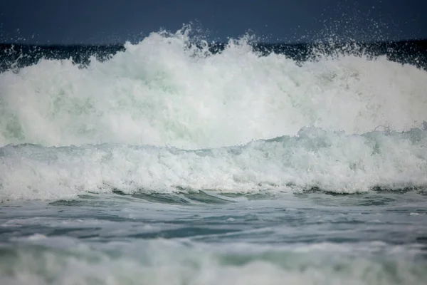 在多风的天气里 海岸上有海浪的抽象景观 — 图库照片
