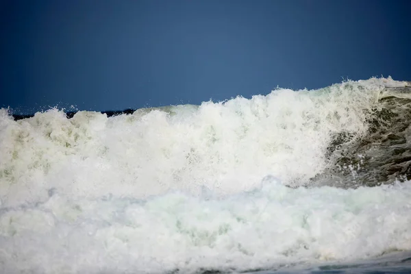 風の強い日に海の波と抽象的な風景 — ストック写真