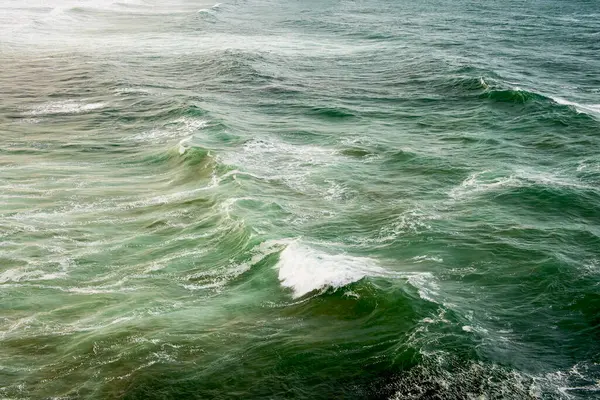 在多风的天气里 海岸上有海浪的抽象景观 — 图库照片