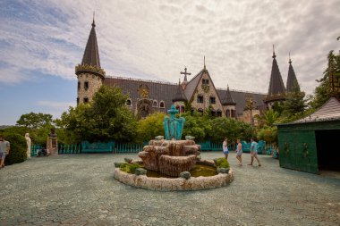 Sozopol Bulgaristan 14 Ağustos 2023. The Castle of Ravadinovo Bulgaria - Avrupa 'nın en popüler şatolarından biri olan rüzgara aşık.