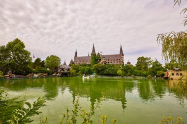 Sozopol Bulgaristan 14 Ağustos 2023. The Castle of Ravadinovo Bulgaria - Avrupa 'nın en popüler şatolarından biri olan rüzgara aşık.