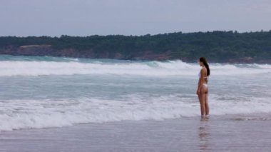 Genç kadın deniz dalgalarını 4 km yavaş çekimde seyrediyor..
