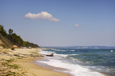 Bulgaristan 'da Karadeniz kıyısı manzaralı bir yaz günü.