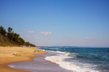 Bulgaristan 'da Karadeniz kıyısı manzaralı bir yaz günü.