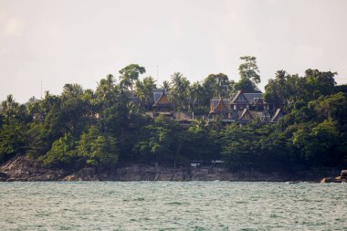 Deniz kıyısı ve seyahat konseptiyle güzel bir yaz manzarası..