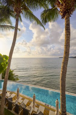 Deniz kıyısı ve seyahat konseptiyle güzel bir yaz manzarası..