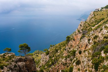 Deniz kıyısı ve seyahat konseptiyle güzel bir yaz manzarası..