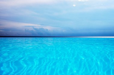 Deniz kenarında sonsuz havuzu olan güzel bir manzara..