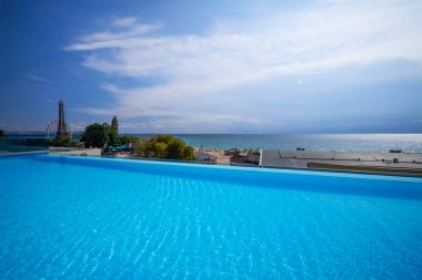 Deniz kenarında sonsuz havuzu olan güzel bir manzara..