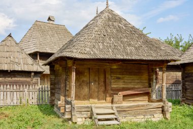 Golesti, Arges - Romanya 08 Eylül 2023 Romanya Köy Müzesi, ülkenin farklı bölgelerinden eski evler.