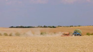 Arkasında çok fazla toz kaldıran bir tarımsal makineyle 4K görüntüler..