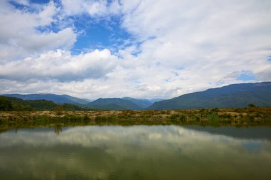 Romanya 'nın Karpat Dağları' nda Eylül ayında güzel bir dağ manzarası.