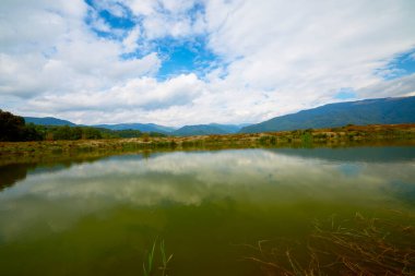 Romanya 'nın Karpat Dağları' nda Eylül ayında güzel bir dağ manzarası.