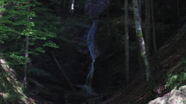 4k dağ şelalesi ile bir sonbahar günü nazikçe akan.