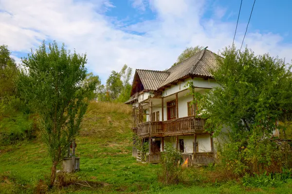 トランシルヴァニアのどこかからルーマニアの地元建築を持つ古い家との風景 — ストック写真