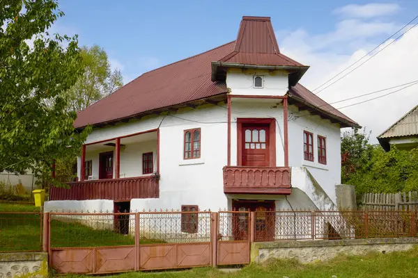 Tájkép Régi Házak Helyi Építészettel Valahol Erdélyben — Stock Fotó