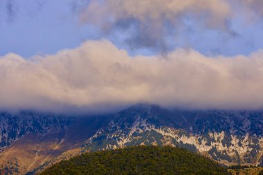 Romanya 'daki Karpat dağlarının kırsal bölgelerinden gelen dağ manzarası.