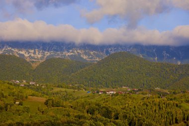 Romanya 'daki Karpat dağlarının kırsal bölgelerinden gelen dağ manzarası.