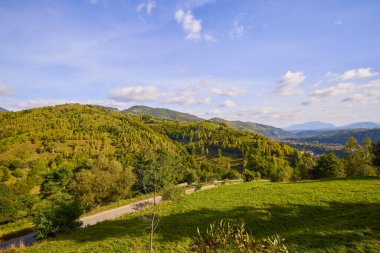 Romanya 'daki Karpat dağlarının kırsal bölgelerinden gelen dağ manzarası.