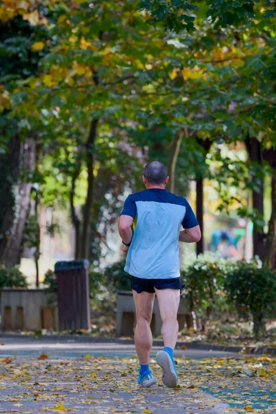 Retrato Homem Meia Idade Correndo Parque Dia Outono — Fotografia de Stock
