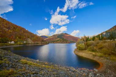 Bir dağ gölü ile güzel bir sonbahar manzarası