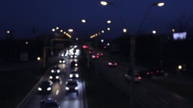 Arabaların ışıkları gece yolda hareket ediyor, odak dışı..