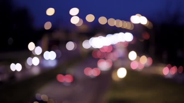 Lampu Dari Mobil Bergerak Jalan Malam Hari Keluar Dari Fokus — Stok Video