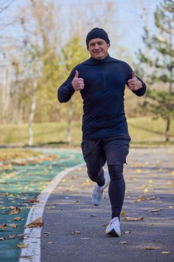 Bir sonbahar günü parkta koşan orta yaşlı bir adamın portresi..