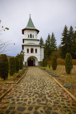Valeni, Arges- Romanya 02 Aralık 2023. (Valeni Manastırı - Bakire Meryem 'in Varsayımı) Manastırın içinden ve dışından görüntüler.