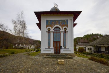 Valeni, Arges- Romanya 02 Aralık 2023. (Valeni Manastırı - Bakire Meryem 'in Varsayımı) Manastırın içinden ve dışından görüntüler.