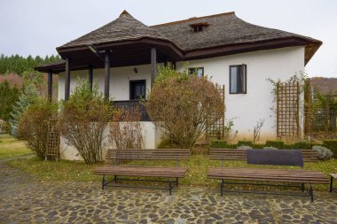 Valeni, Arges- Romanya 02 Aralık 2023. (Valeni Manastırı - Bakire Meryem 'in Varsayımı) Manastırın içinden ve dışından görüntüler.