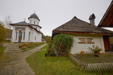Valeni, Arges- Romanya 02 Aralık 2023. (Valeni Manastırı - Bakire Meryem 'in Varsayımı) Manastırın içinden ve dışından görüntüler.