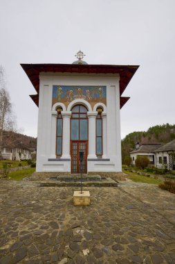 Valeni, Arges- Romanya 02 Aralık 2023. (Valeni Manastırı - Bakire Meryem 'in Varsayımı) Manastırın içinden ve dışından görüntüler.