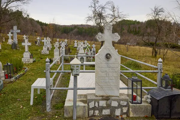 Valeni, Arges- Romanya 02 Aralık 2023. (Valeni Manastırı - Bakire Meryem 'in Varsayımı) Manastırın içinden ve dışından görüntüler.