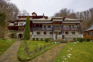 Roboaia, Romanya 02 Aralık 2023. 14. yüzyılın ilk bölümü olan Robaia Manastırı, Konstantinopolis Patriği I. Calistus 'un (13) önemli bir rol oynadığı Robaia manastırının kurulduğu anı temsil ediyordu.