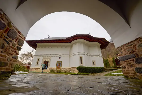 Roboaia, Romanya 02 Aralık 2023. 14. yüzyılın ilk bölümü olan Robaia Manastırı, Konstantinopolis Patriği I. Calistus 'un (13) önemli bir rol oynadığı Robaia manastırının kurulduğu anı temsil ediyordu.