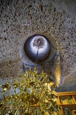 Valea Mare Pravat, Romanya- 02 Aralık 2023, Namaiesti Manastırı, Romanya 'da kayada inşa edilen bir manastır..
