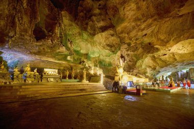 Phuket Tayland, 29 Mayıs 2023. Bir mağarada Buda tapınağı, içeriden görüntüler..