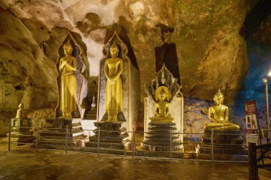 Phuket Tayland, 29 Mayıs 2023. Bir mağarada Buda tapınağı, içeriden görüntüler..
